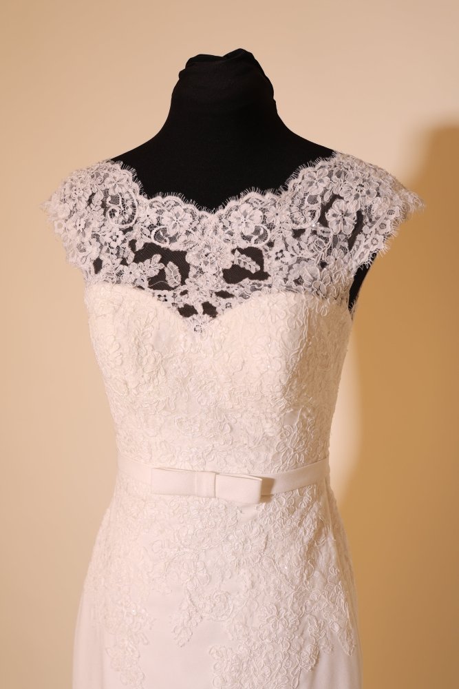 Second Hand figurbetontes Brautkleid mit eleganter Knopfleiste und Schleppe, ivory - Dein Kleiderladen