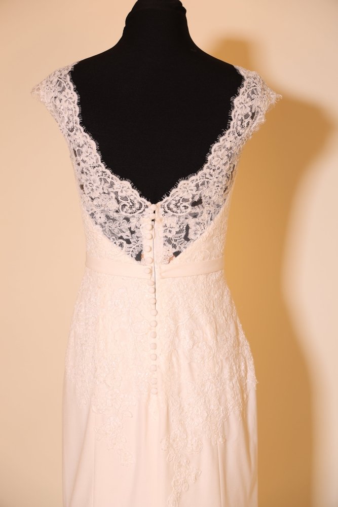 Second Hand figurbetontes Brautkleid mit eleganter Knopfleiste und Schleppe, ivory - Dein Kleiderladen