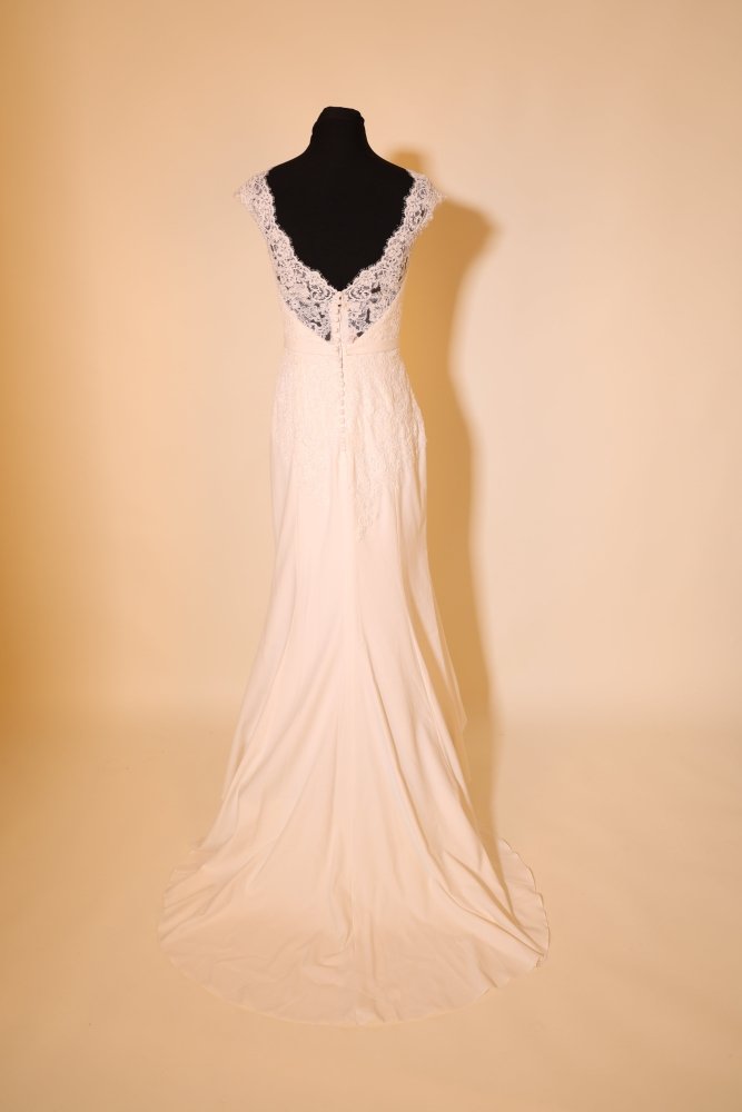 Second Hand figurbetontes Brautkleid mit eleganter Knopfleiste und Schleppe, ivory - Dein Kleiderladen
