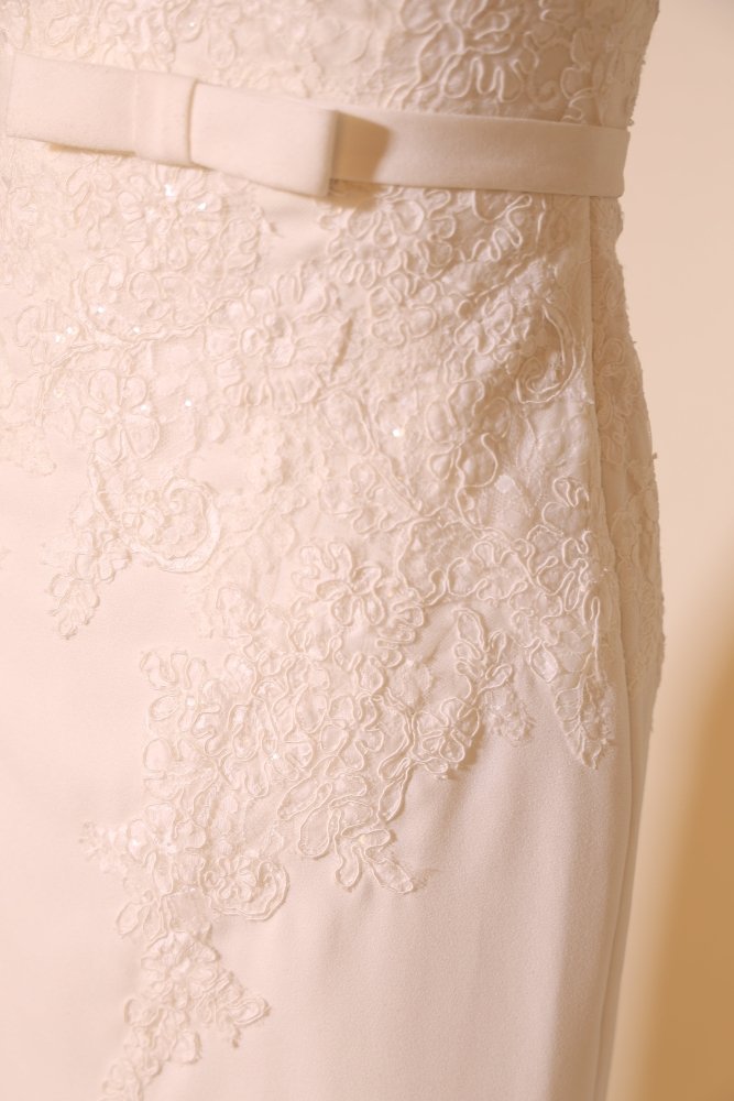 Second Hand figurbetontes Brautkleid mit eleganter Knopfleiste und Schleppe, ivory - Dein Kleiderladen