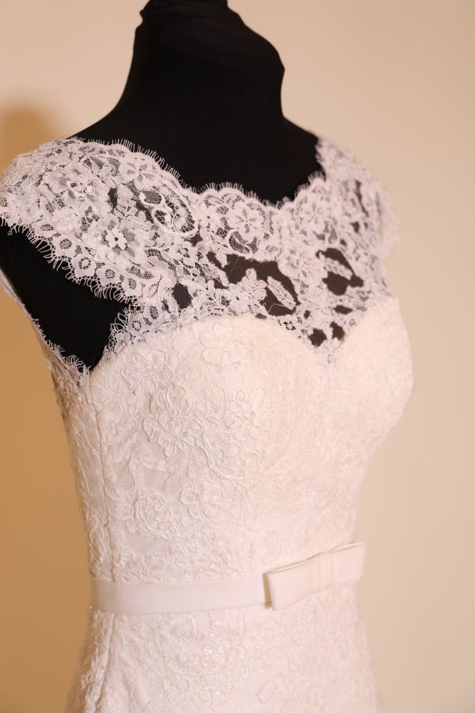 Second Hand figurbetontes Brautkleid mit eleganter Knopfleiste und Schleppe, ivory - Dein Kleiderladen