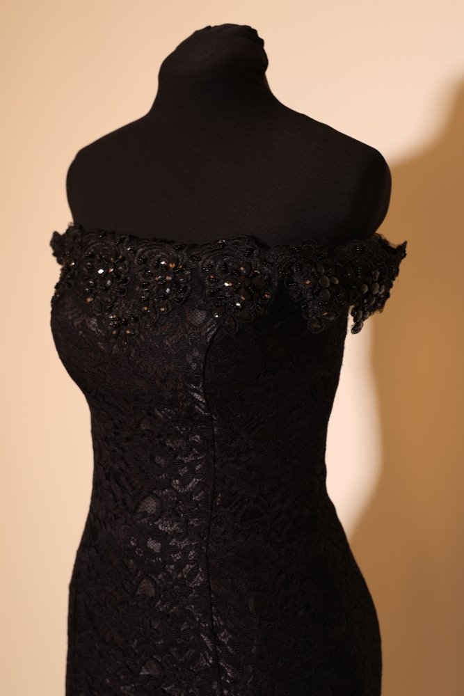 Second Hand figurbetontes Off - Shoulderkleid mit Schnürung und Spitze, schwarz - Dein Kleiderladen