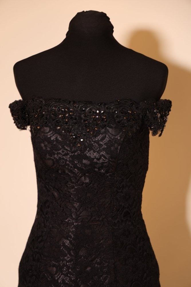 Second Hand figurbetontes Off - Shoulderkleid mit Schnürung und Spitze, schwarz - Dein Kleiderladen