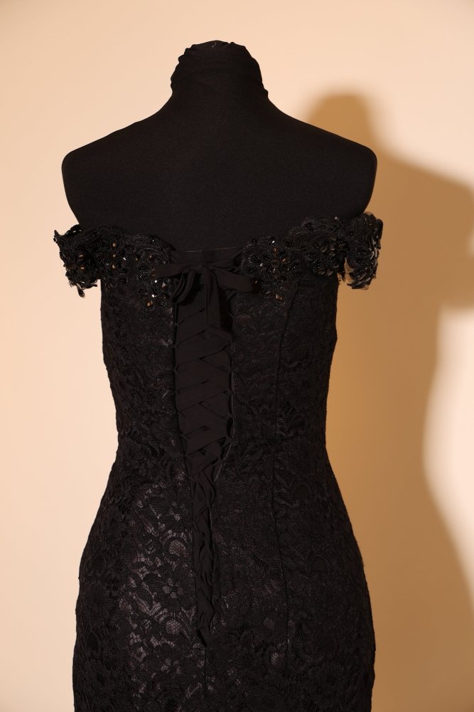 Second Hand figurbetontes Off - Shoulderkleid mit Schnürung und Spitze, schwarz - Dein Kleiderladen