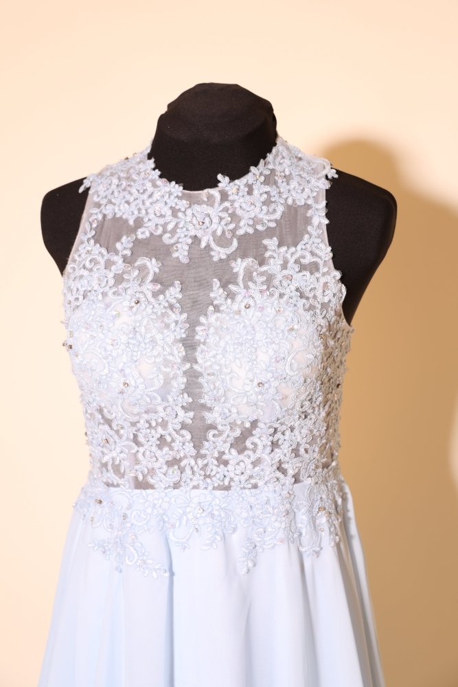 Second Hand hochgeschlossenes Chiffonkleid mit besonderem Rückenausschnitt, hellblau - Dein Kleiderladen