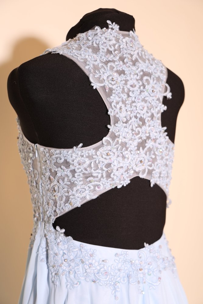 Second Hand hochgeschlossenes Chiffonkleid mit besonderem Rückenausschnitt, hellblau - Dein Kleiderladen