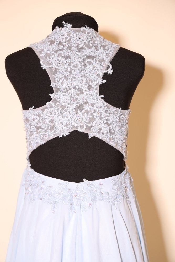 Second Hand hochgeschlossenes Chiffonkleid mit besonderem Rückenausschnitt, hellblau - Dein Kleiderladen