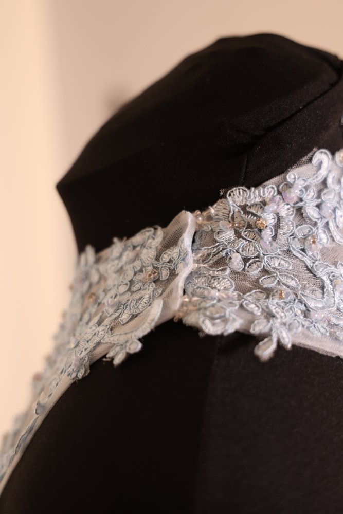 Second Hand hochgeschlossenes Chiffonkleid mit besonderem Rückenausschnitt, hellblau - Dein Kleiderladen