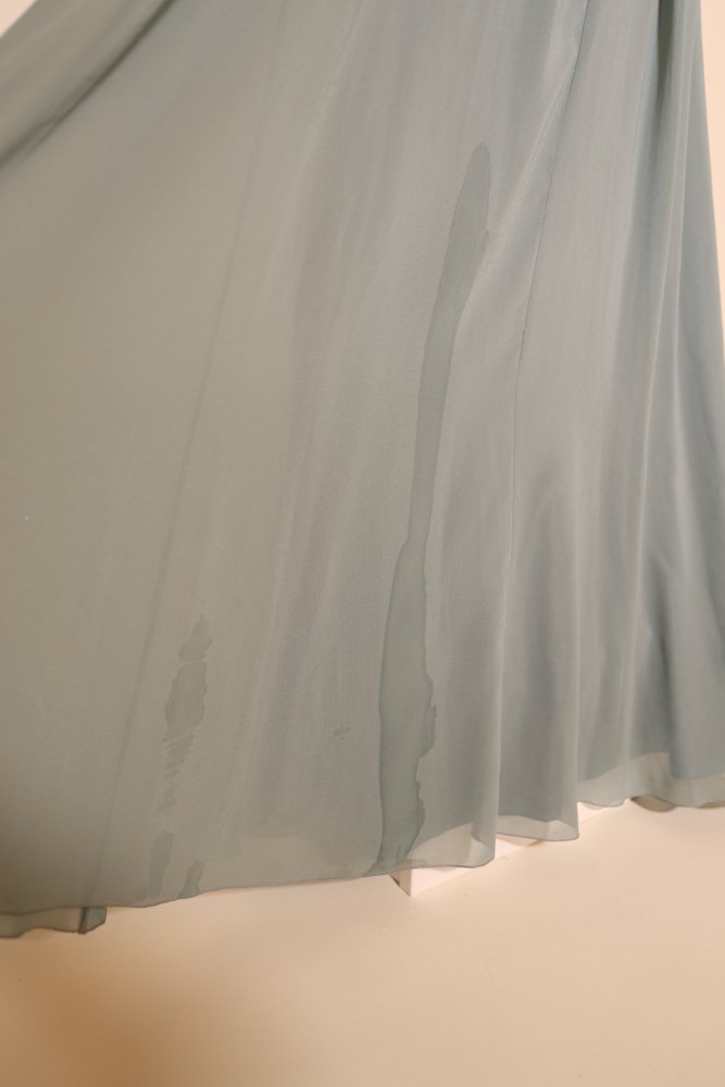 Second Hand hochgeschlossenes Chiffonkleid mit Perlen, grüngrau - Dein Kleiderladen
