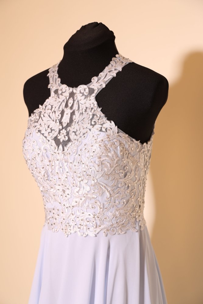 Second Hand hochgeschlossenes Chiffonkleid mit Rundrückenausschnitt, hellblau - Dein Kleiderladen