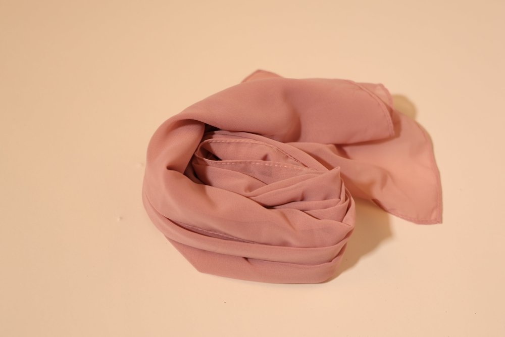Second Hand hochgeschlossenes Chiffonkleid mit Rundrückenausschnitt, rosa - Dein Kleiderladen