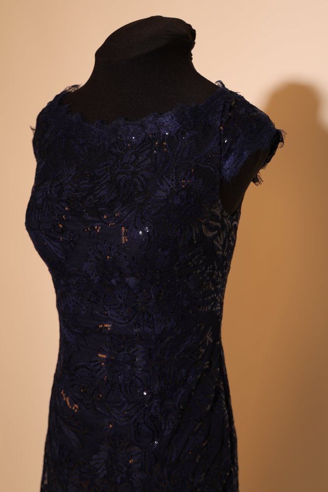Second Hand hochgeschlossenes, figurbetontes Abendkleid mit schimmernder Bestickung, dunkelblau - Dein Kleiderladen