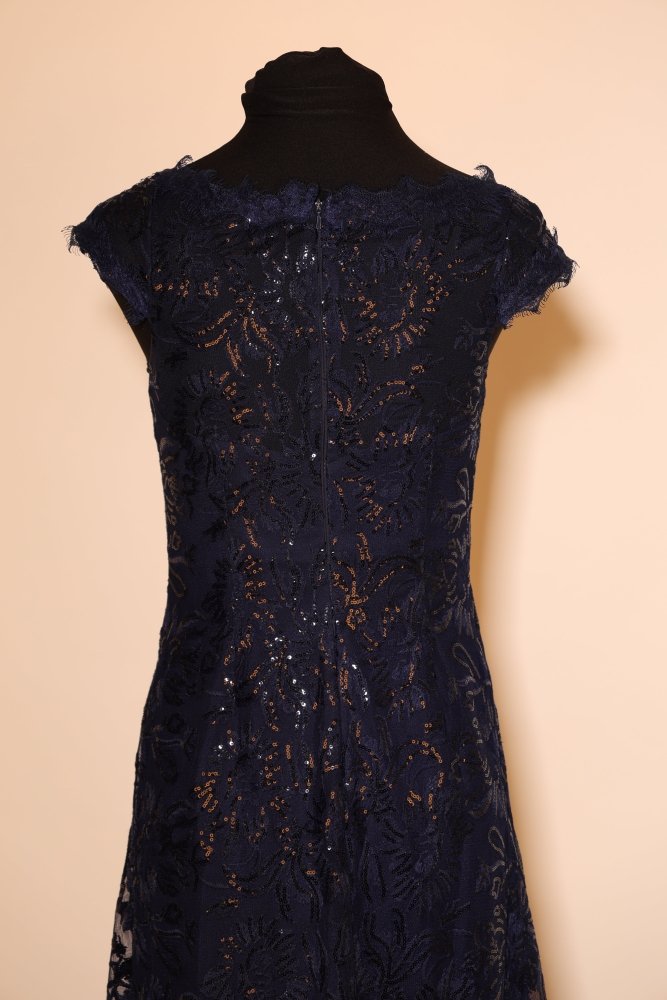 Second Hand hochgeschlossenes, figurbetontes Abendkleid mit schimmernder Bestickung, dunkelblau - Dein Kleiderladen