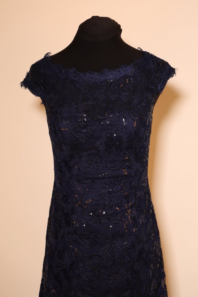 Second Hand hochgeschlossenes, figurbetontes Abendkleid mit schimmernder Bestickung, dunkelblau - Dein Kleiderladen