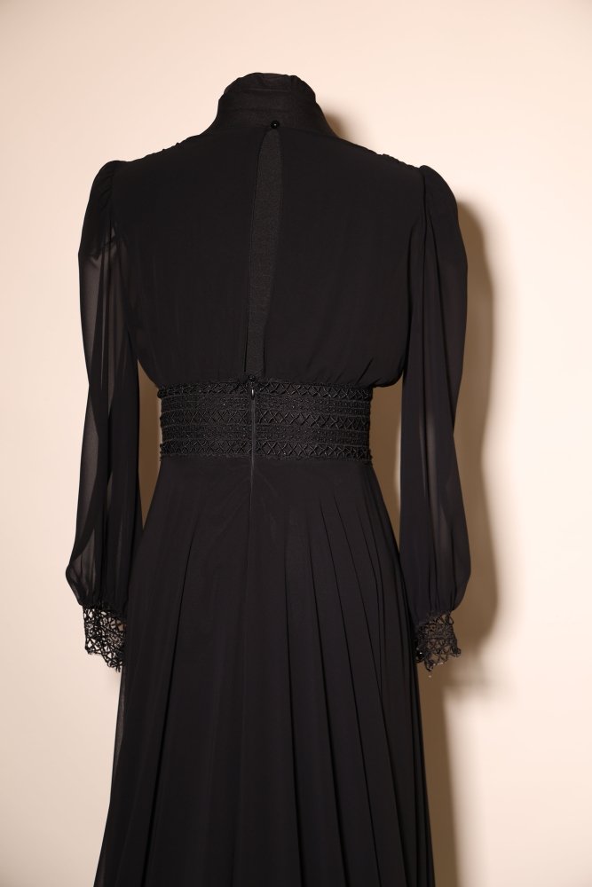 Second Hand langes Abendkleid mit V - Ausschnitt, transparenten Ärmeln und Spitzenmanschetten, schwarz - Dein Kleiderladen