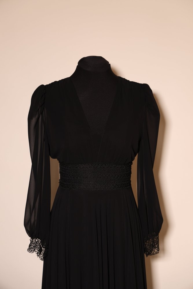 Second Hand langes Abendkleid mit V - Ausschnitt, transparenten Ärmeln und Spitzenmanschetten, schwarz - Dein Kleiderladen