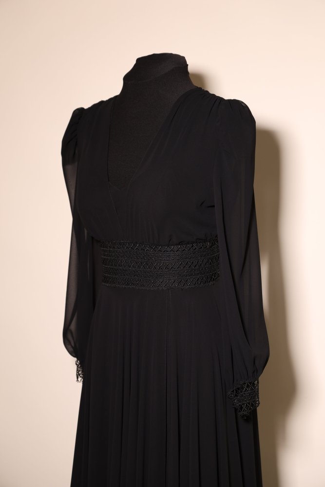 Second Hand langes Abendkleid mit V - Ausschnitt, transparenten Ärmeln und Spitzenmanschetten, schwarz - Dein Kleiderladen