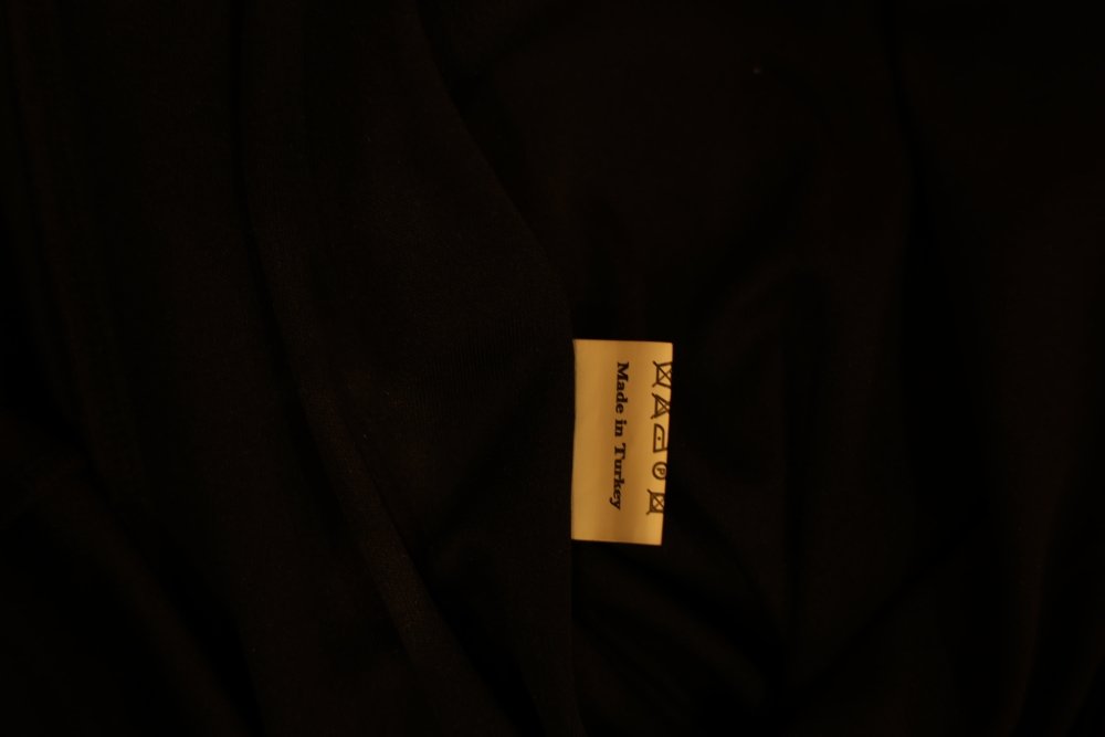 Second Hand langes Abendkleid mit V - Ausschnitt, transparenten Ärmeln und Spitzenmanschetten, schwarz - Dein Kleiderladen