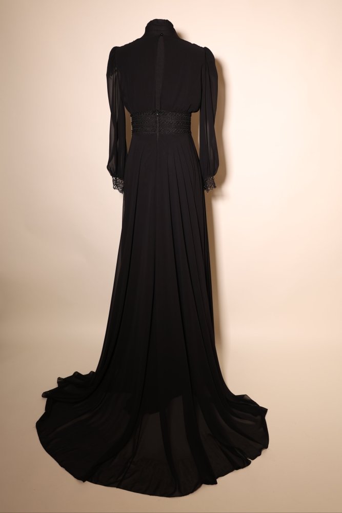 Second Hand langes Abendkleid mit V - Ausschnitt, transparenten Ärmeln und Spitzenmanschetten, schwarz - Dein Kleiderladen