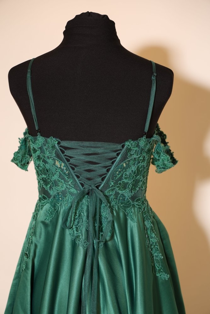 Second Hand Off-shoulder Satinkleid mit Spitze und Schnürung, grün - Dein Kleiderladen