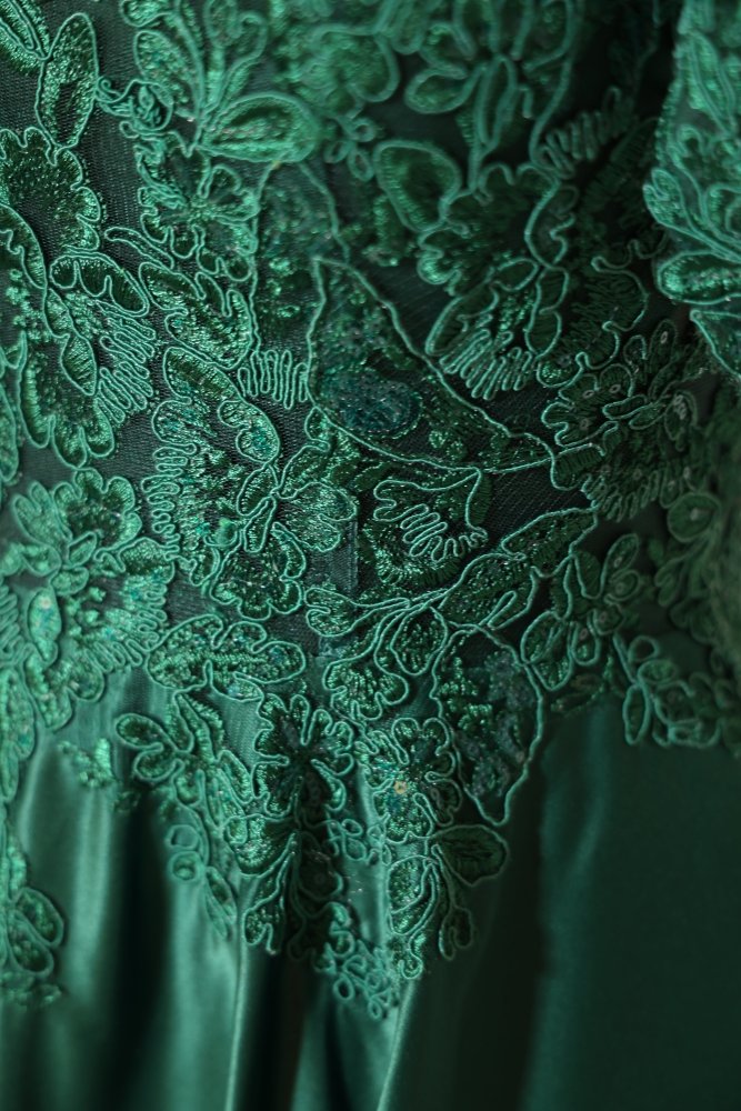 Second Hand Off-shoulder Satinkleid mit Spitze und Schnürung, grün - Dein Kleiderladen