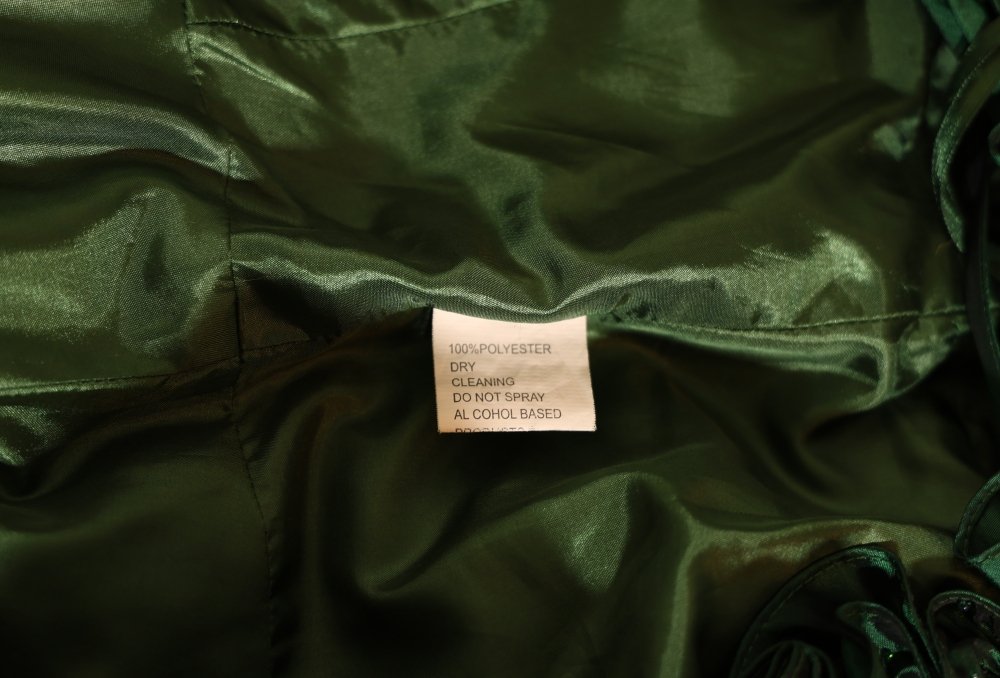 Second Hand schimmerndes One - Shoulder Satinkleid mit Blumenträger, grün - Dein Kleiderladen