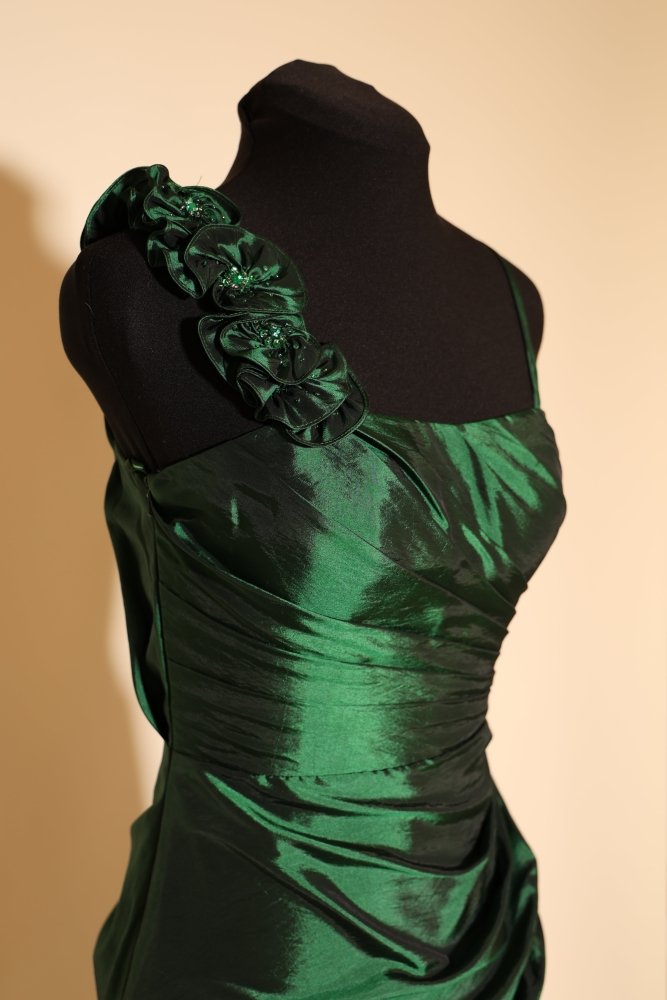 Second Hand schimmerndes One - Shoulder Satinkleid mit Blumenträger, grün - Dein Kleiderladen
