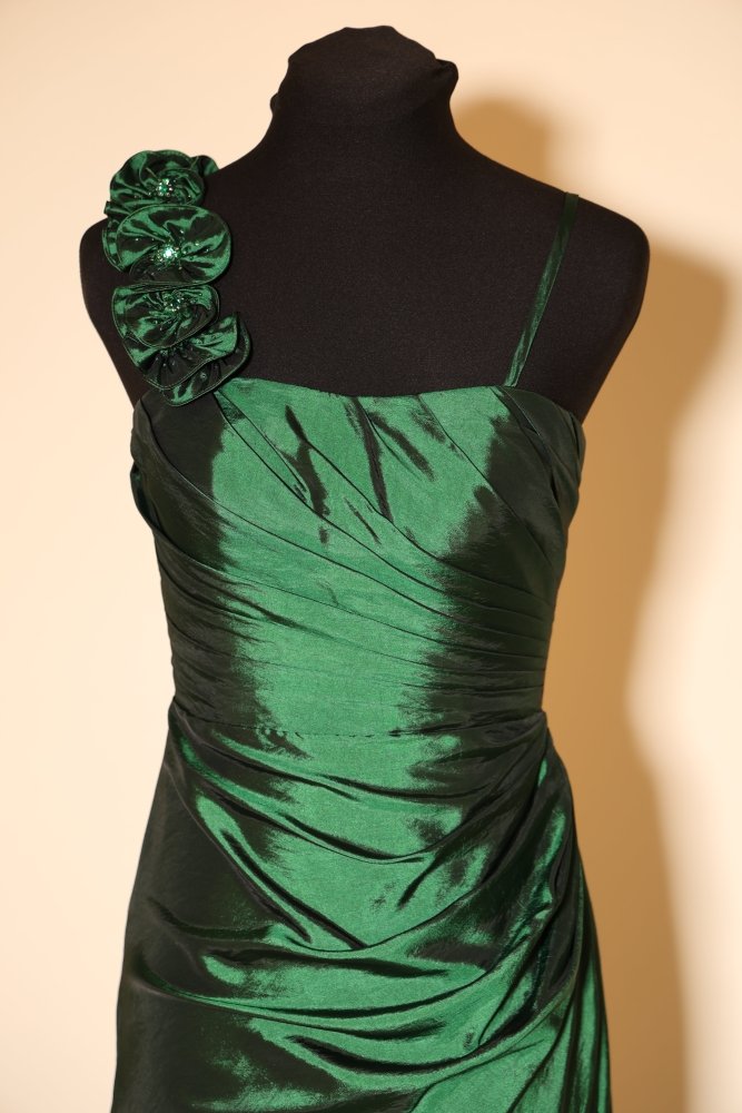 Second Hand schimmerndes One - Shoulder Satinkleid mit Blumenträger, grün - Dein Kleiderladen