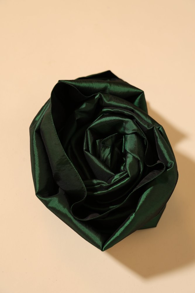 Second Hand schimmerndes One - Shoulder Satinkleid mit Blumenträger, grün - Dein Kleiderladen