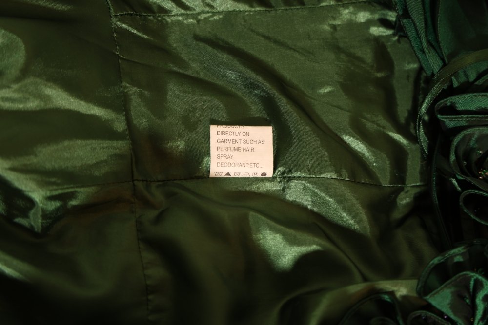 Second Hand schimmerndes One - Shoulder Satinkleid mit Blumenträger, grün - Dein Kleiderladen