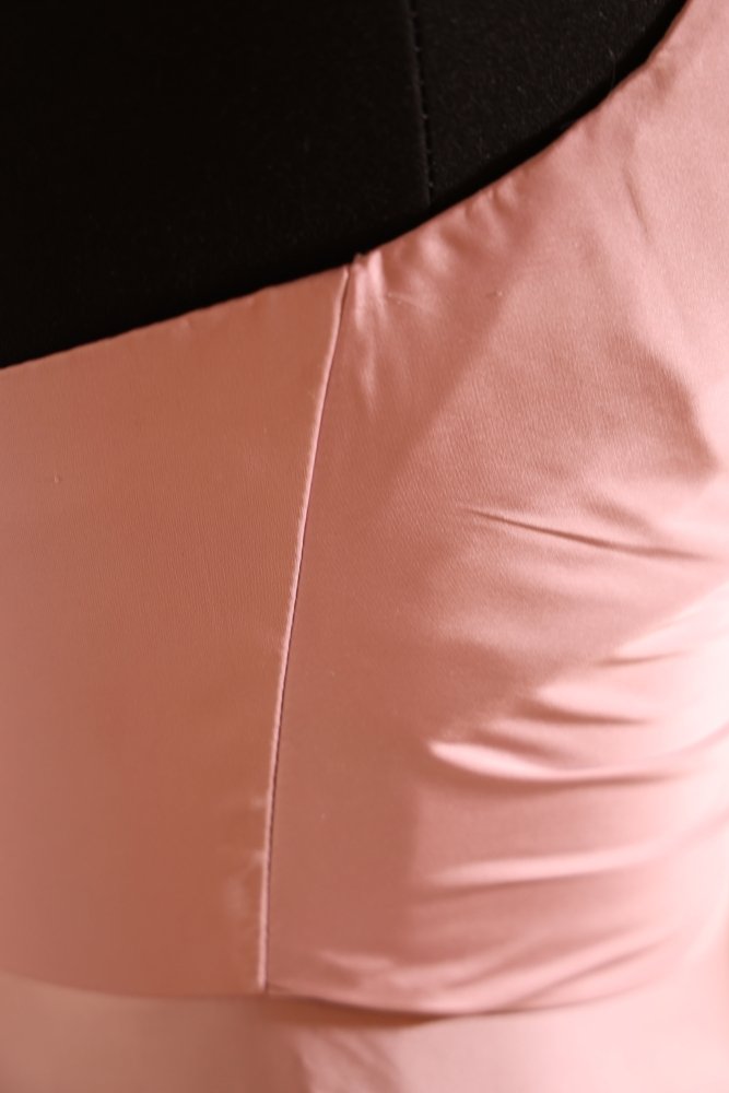 Second Hand schlichtes Satinkleid mit V - Ausschnitt, rosa - Dein Kleiderladen