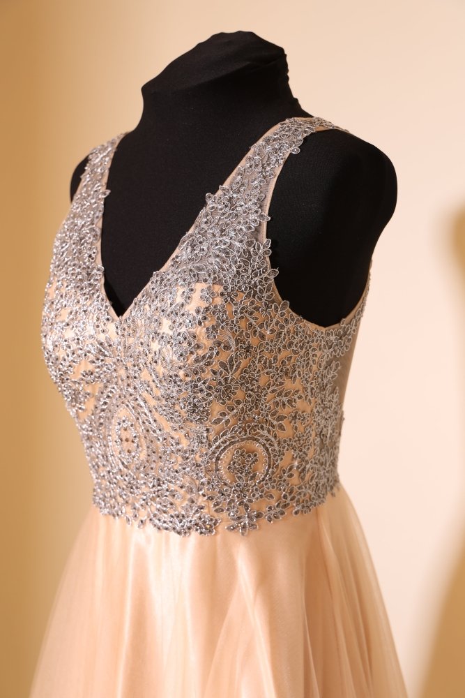 Second Hand Tüllkleid mit silberner Bestickung und V-Ausschnitt, champagner - Dein Kleiderladen