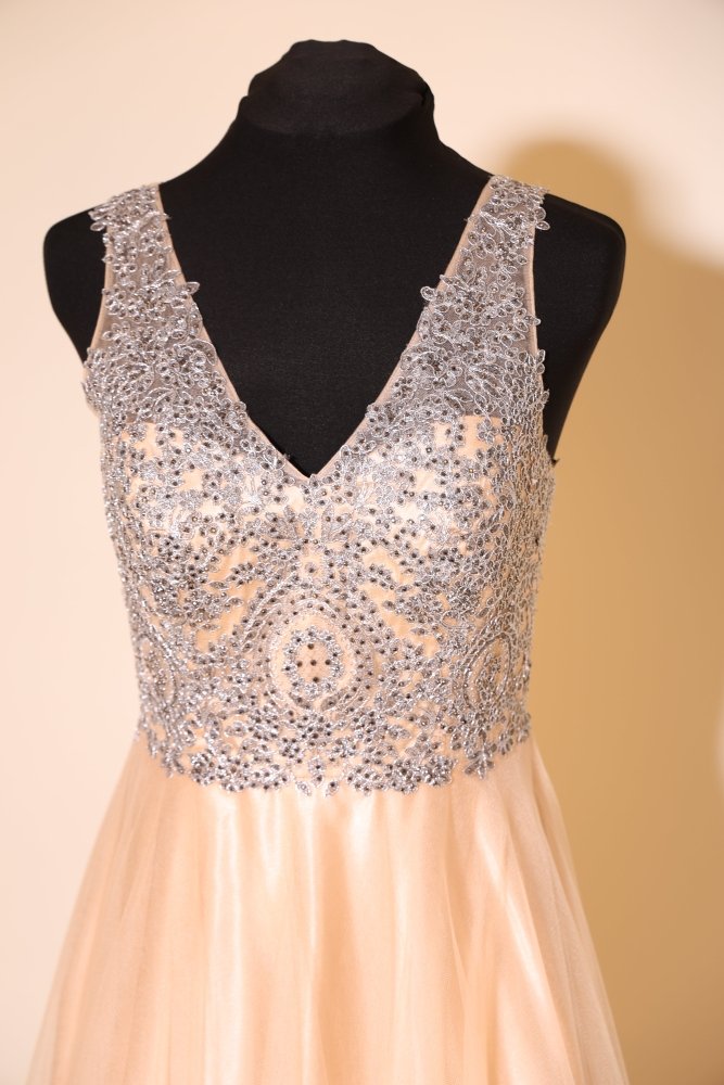 Second Hand Tüllkleid mit silberner Bestickung und V-Ausschnitt, champagner - Dein Kleiderladen