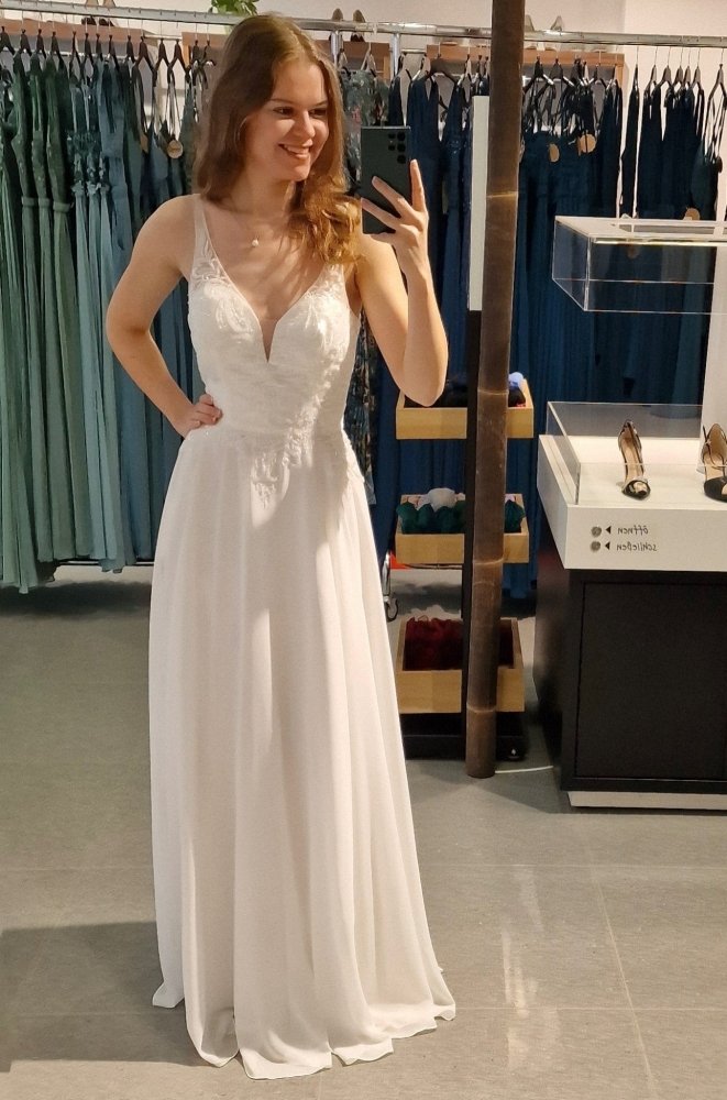 fein besticktes Brautkleid mit ausgefallenem Rücken - Dein Kleiderladen